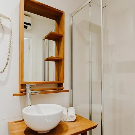 فندق Le Petit Castel 3*