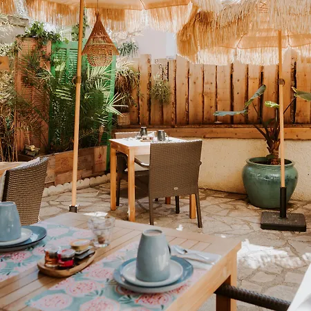 Le Petit Castel فندق 3*