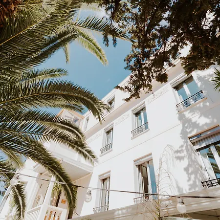 Le Petit Castel فندق 3*