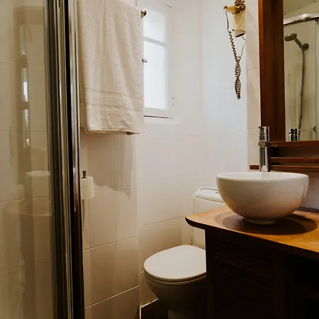 Le Petit Castel فندق