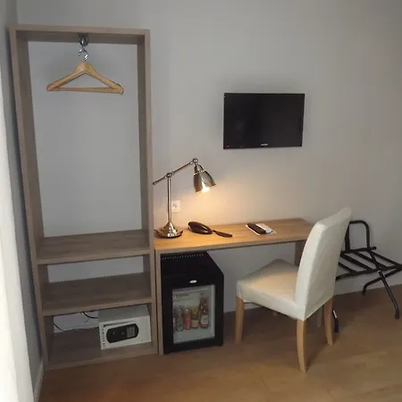 Le Petit Castel فندق 3*