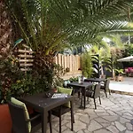 小卡斯特勒酒店 3* 昂蒂布