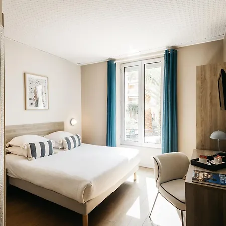 호텔 Le Petit Castel 3*
