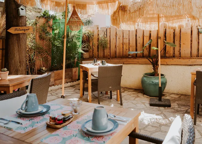 Le Petit Castel מלון 3*